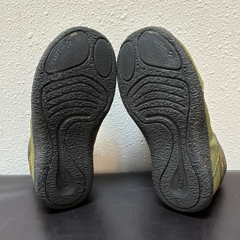 Kids Olive Green Winter Boots with Orange Laces - Picture 3 of 4